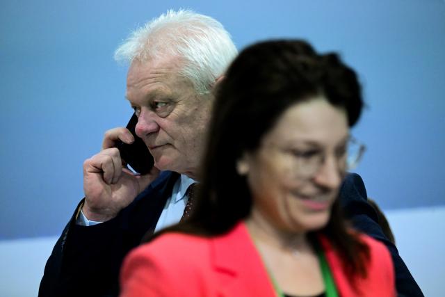 17 January 2026, Berlin: Alois Rainer, Germany's Minister of Food, Agriculture, and Rural Affairs, talks on the phone with government representatives from more than 60 countries during the Agriculture Ministers' Conference at the Global Forum for Food and Agriculture (GFFA) alongside representatives from more than 60 countries on the second day of the 90th International Green Week. Photo: Sebastian Christoph Gollnow/dpa