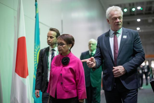 17 January 2026, Berlin: Alois Rainer, Germany's Minister of Food, Agriculture, and Home Affairs, and Retno Marsudi, UN Special Envoy for Water, walk alongside government representatives from more than 60 countries during the Agriculture Ministers' Conference at the Global Forum for Food and Agriculture (GFFA) on the second day of the 90th International Green Week. Photo: Sebastian Christoph Gollnow/dpa