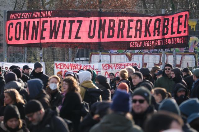 17 January 2026, Saxony, Leipzig: A banner reading 'Connewitz unbreakable!' and 'Against all anti-Semitism!' hangs at an intersection in Leipzig's Connewitz district. Several left-wing demonstrations are planned for Saturday, with police preparing a large-scale operation amid expectations of heightened tensions. Photo: Sebastian Willnow/dpa
