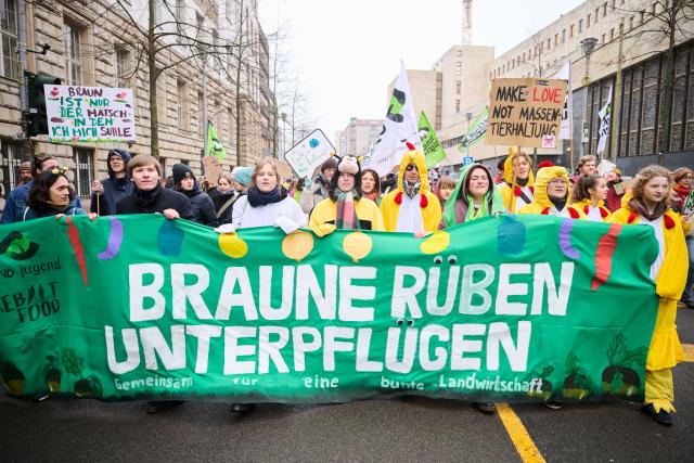 17 January 2026, Berlin: Demonstrators hold a banner reading "Plow under brown beets" at a demonstration under the motto "We're fed up" during the International Green Week. Photo: Annette Riedl/dpa