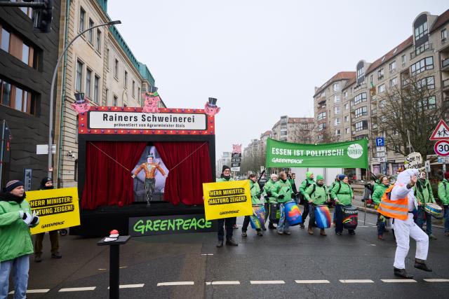 17 January 2026, Berlin: Participants dance in front of a stage in Franzoesische street during a demonstration under the motto "We're fed up" during the International Green Week. Photo: Annette Riedl/dpa