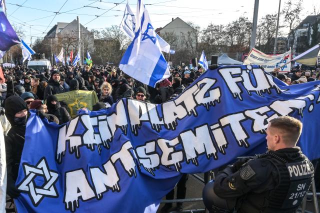 17 January 2026, Saxony, Leipzig: Left-wing demonstrators hold a banner reading "No place for anti-Semitism" in front of police officers. Several demonstrations from the left-wing scene have been registered for Saturday in Leipzig. The police are planning a large-scale operation. Photo: Heiko Rebsch/dpa