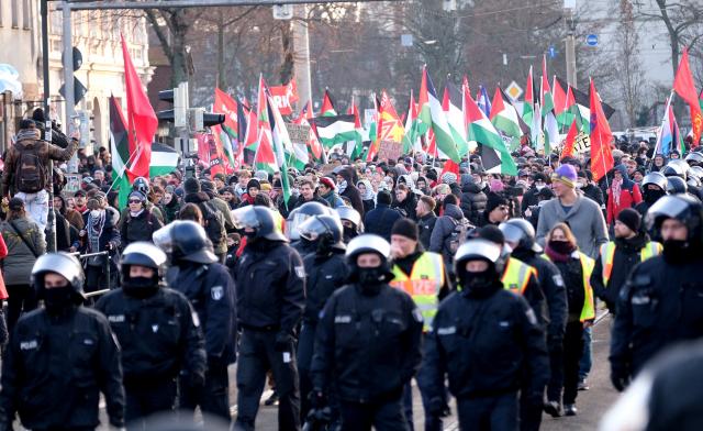 17 January 2026, Saxony, Leipzig: Pro-Palestinian demonstrators hold flags and walk accompanied by police officers through Leipzig. Several demonstrations from the left-wing scene have been registered for Saturday in Leipzig. The police are planning a large-scale operation. Photo: Sebastian Willnow/dpa