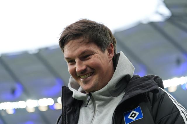 17 January 2026, Hamburg: Hamburg coach Merlin Polzin is pictured before the the German Bundesliga soccer match between Hamburger SV and Borussia Moenchengladbach at Volksparkstadion. Photo: Marcus Brandt/dpa - IMPORTANT NOTICE: DFL and DFB regulations prohibit any use of photographs as image sequences and/or quasi-video.