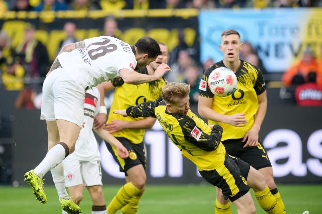 17 January 2026, North Rhine-Westphalia, Dortmund: Borussia Dortmund's Daniel Svensson and St. Pauli's Mathias Pereira Lage in action during the German Bundesliga soccer match between Borussia Dortmund and FC St. Pauli at the Signal Iduna Park. Photo: Bernd Thissen/dpa - IMPORTANT NOTICE: DFL and DFB regulations prohibit any use of photographs as image sequences and/or quasi-video.