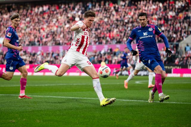 17 January 2026, North Rhine-Westphalia, Cologne: Cologne's Marius Buelter (L) and Mainz' Stefan Bell battle for the ball during the German Bundesliga soccer match between 1. FC Cologne and FSV Mainz 05 at RheinEnergieStadion. Photo: Marius Becker/dpa - IMPORTANT NOTE: In accordance with the regulations of the DFL German Football League and the DFB German Football Association, it is prohibited to utilize or have utilized photographs taken in the stadium and/or of the match in the form of sequential images and/or video-like photo series.