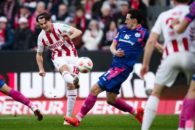 17 January 2026, North Rhine-Westphalia, Cologne: Cologne's Jakub Kaminski attempts a shot on goal during the German Bundesliga soccer match between 1. FC Cologne and FSV Mainz 05 at RheinEnergieStadion. Photo: Marius Becker/dpa - IMPORTANT NOTE: In accordance with the regulations of the DFL German Football League and the DFB German Football Association, it is prohibited to utilize or have utilized photographs taken in the stadium and/or of the match in the form of sequential images and/or video-like photo series.
