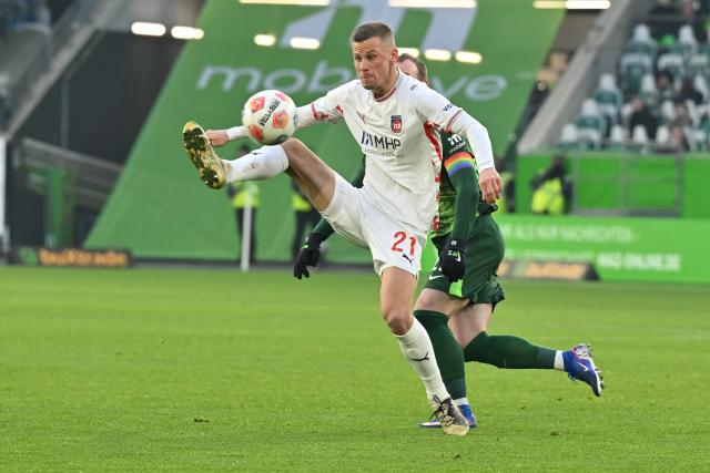 17 January 2026, Lower Saxony, Wolfsburg: Heidenheim's Adrian Beck (L) and Wolfsburg's Maximilian Arnold battle for the ball during the German Bundesliga soccer match between VfL Wolfsburg and 1. FC Heidenheim at Volkswagen Arena. Photo: Swen Pförtner/dpa - IMPORTANT NOTE: In accordance with the regulations of the DFL German Football League and the DFB German Football Association, it is prohibited to utilize or have utilized photographs taken in the stadium and/or of the match in the form of sequential images and/or video-like photo series.