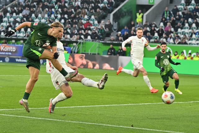 17 January 2026, Lower Saxony, Wolfsburg: Wolfsburg's Lovro Majer attempts a shot on goal during the German Bundesliga soccer match between VfL Wolfsburg and 1. FC Heidenheim at Volkswagen Arena. Photo: Swen Pförtner/dpa - IMPORTANT NOTE: In accordance with the regulations of the DFL German Football League and the DFB German Football Association, it is prohibited to utilize or have utilized photographs taken in the stadium and/or of the match in the form of sequential images and/or video-like photo series.