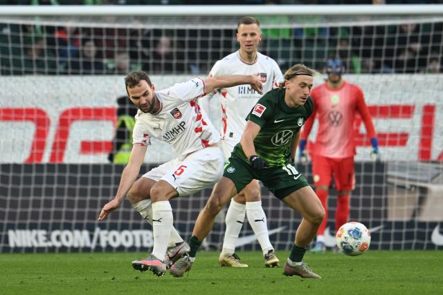 17 January 2026, Lower Saxony, Wolfsburg: Wolfsburg's Lovro Majer (L) and Heidenheim's Benedikt Gimber battle for the ball during the German Bundesliga soccer match between VfL Wolfsburg and 1. FC Heidenheim at Volkswagen Arena. Photo: Swen Pförtner/dpa - IMPORTANT NOTE: In accordance with the regulations of the DFL German Football League and the DFB German Football Association, it is prohibited to utilize or have utilized photographs taken in the stadium and/or of the match in the form of sequential images and/or video-like photo series.