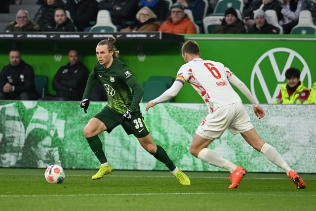 17 January 2026, Lower Saxony, Wolfsburg: Wolfsburg's Patrick Wimmer and Heidenheim's Patrick Mainka battle for the ball during the German Bundesliga soccer match between VfL Wolfsburg and 1. FC Heidenheim at Volkswagen Arena. Photo: Swen Pförtner/dpa - IMPORTANT NOTE: In accordance with the regulations of the DFL German Football League and the DFB German Football Association, it is prohibited to utilize or have utilized photographs taken in the stadium and/or of the match in the form of sequential images and/or video-like photo series.