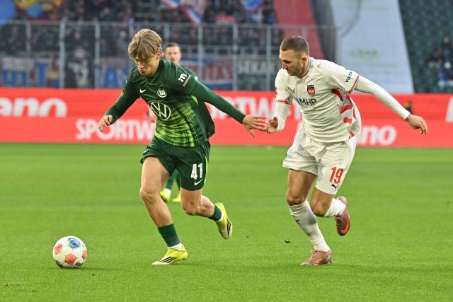 17 January 2026, Lower Saxony, Wolfsburg: Wolfsburg's Jan Buerger and Heidenheim's Jonas Foehrenbach battle for the ball during the German Bundesliga soccer match between VfL Wolfsburg and 1. FC Heidenheim at Volkswagen Arena. Photo: Swen Pförtner/dpa - IMPORTANT NOTE: In accordance with the regulations of the DFL German Football League and the DFB German Football Association, it is prohibited to utilize or have utilized photographs taken in the stadium and/or of the match in the form of sequential images and/or video-like photo series.
