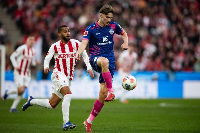 17 January 2026, North Rhine-Westphalia, Cologne: Mainz' Kacper Potulski in action during the German Bundesliga soccer match between 1. FC Cologne and FSV Mainz 05 at RheinEnergieStadion. Photo: Marius Becker/dpa - IMPORTANT NOTE: In accordance with the regulations of the DFL German Football League and the DFB German Football Association, it is prohibited to utilize or have utilized photographs taken in the stadium and/or of the match in the form of sequential images and/or video-like photo series.