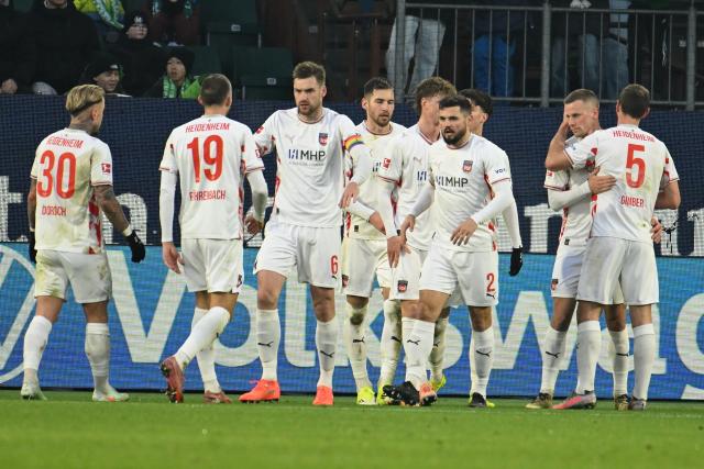 17 January 2026, Lower Saxony, Wolfsburg: Heidenheim's Adrian Beck celebrates scoring his side's first goal with his teammates during the German Bundesliga soccer match between VfL Wolfsburg and 1. FC Heidenheim at Volkswagen Arena. Photo: Swen Pförtner/dpa - IMPORTANT NOTE: In accordance with the regulations of the DFL German Football League and the DFB German Football Association, it is prohibited to utilize or have utilized photographs taken in the stadium and/or of the match in the form of sequential images and/or video-like photo series.