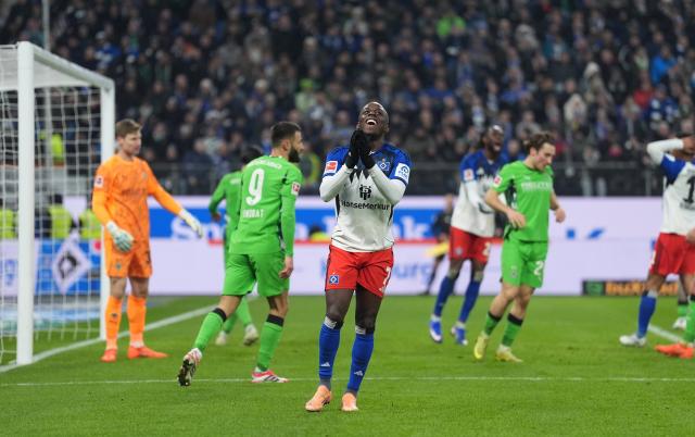 17 January 2026, Hamburg: Hamburger's Jean-Luc Dompe (C) reacts during the German Bundesliga soccer match between Hamburger SV and Borussia Moenchengladbach at Volksparkstadion. Photo: Marcus Brandt/dpa - IMPORTANT NOTICE: DFL and DFB regulations prohibit any use of photographs as image sequences and/or quasi-video.
