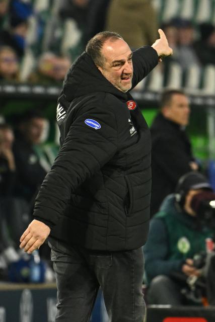 17 January 2026, Lower Saxony, Wolfsburg: Heidenheim coach Frank Schmidt gestures during the German Bundesliga soccer match between VfL Wolfsburg and 1. FC Heidenheim at Volkswagen Arena. Photo: Swen Pförtner/dpa - IMPORTANT NOTE: In accordance with the regulations of the DFL German Football League and the DFB German Football Association, it is prohibited to utilize or have utilized photographs taken in the stadium and/or of the match in the form of sequential images and/or video-like photo series.