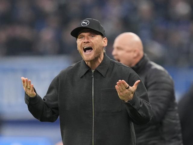 17 January 2026, Hamburg: Borussia Moenchengladbach gestures on the sidelines during the German Bundesliga soccer match between Hamburger SV and Borussia Moenchengladbach at Volksparkstadion. Photo: Marcus Brandt/dpa - IMPORTANT NOTICE: DFL and DFB regulations prohibit any use of photographs as image sequences and/or quasi-video.