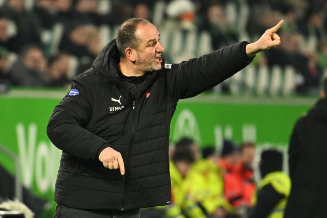 17 January 2026, Lower Saxony, Wolfsburg: Heidenheim coach Frank Schmidt gestures during the German Bundesliga soccer match between VfL Wolfsburg and 1. FC Heidenheim at Volkswagen Arena. Photo: Swen Pförtner/dpa - IMPORTANT NOTE: In accordance with the regulations of the DFL German Football League and the DFB German Football Association, it is prohibited to utilize or have utilized photographs taken in the stadium and/or of the match in the form of sequential images and/or video-like photo series.