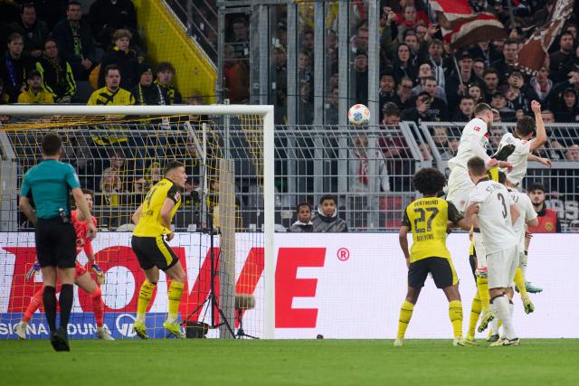 17 January 2026, North Rhine-Westphalia, Dortmund: St. Pauli's James Sands (2nd R) scores during the German Bundesliga soccer match between Borussia Dortmund and FC St. Pauli at the Signal Iduna Park. Photo: Bernd Thissen/dpa - IMPORTANT NOTICE: DFL and DFB regulations prohibit any use of photographs as image sequences and/or quasi-video.