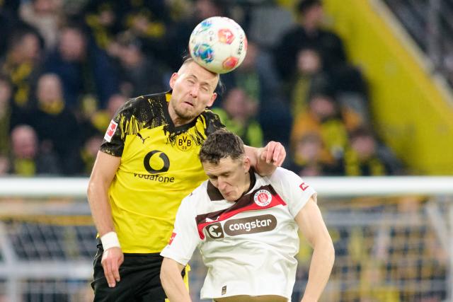 17 January 2026, North Rhine-Westphalia, Dortmund: Borussia Moenchengladbach gestures on the sidelines during the German Bundesliga soccer match between Borussia Dortmund and FC St. Pauli at the Signal Iduna Park. Photo: Bernd Thissen/dpa - IMPORTANT NOTICE: DFL and DFB regulations prohibit any use of photographs as image sequences and/or quasi-video.