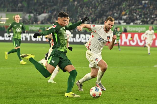 17 January 2026, Lower Saxony, Wolfsburg: Wolfsburg's Adam Daghim (L) and Heidenheim's Benedikt Gimber battle for the ball during the German Bundesliga soccer match between VfL Wolfsburg and 1. FC Heidenheim at Volkswagen Arena. Photo: Swen Pförtner/dpa - IMPORTANT NOTE: In accordance with the regulations of the DFL German Football League and the DFB German Football Association, it is prohibited to utilize or have utilized photographs taken in the stadium and/or of the match in the form of sequential images and/or video-like photo series.