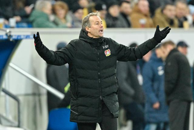 17 January 2026, Baden-Württemberg, Sinsheim: Bayer Leverkusen coach Kasper Hjulmand gestures during the German Bundesliga soccer match between TSG 1899 Hoffenheim and Bayer Leverkusen at the PreZero Arena. Photo: Uwe Anspach/dpa - IMPORTANT NOTICE: DFL and DFB regulations prohibit any use of photographs as image sequences and/or quasi-video.