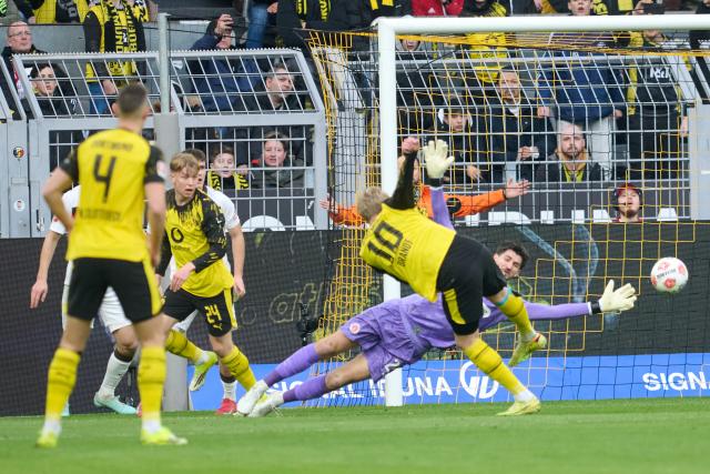 17 January 2026, North Rhine-Westphalia, Dortmund: Dortmund's Julian Brandt score his side's first goal during the German Bundesliga soccer match between Borussia Dortmund and FC St. Pauli at the Signal Iduna Park. Photo: Bernd Thissen/dpa - IMPORTANT NOTICE: DFL and DFB regulations prohibit any use of photographs as image sequences and/or quasi-video.