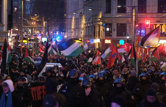 17 January 2026, Saxony, Leipzig: People hold banners and flags during a pro-Palestinian demonstration in Leipzig. Several demonstrations from the left-wing scene have been registered for Saturday in Leipzig. The police are planning a large-scale operation. Photo: Sebastian Willnow/dpa
