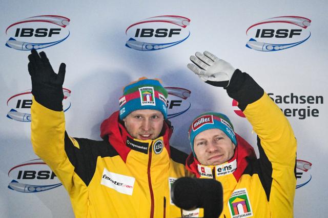 17 January 2026, Saxony, Altenberg: Germany's second placed Francesco Friedrich (R) and Alexander Schueller celebrate holding the crystal globes after the second run of men's two-man bobsleigh competition during the IBSF Bobsleigh World Cup in Altenberg. Photo: Robert Michael/dpa