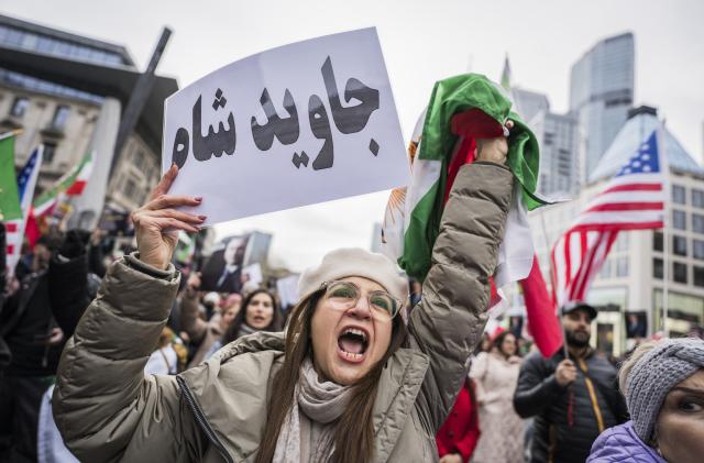 17 January 2026, Hesse, Frankfurt_Main: A participant shouts slogans during a rally against the regime in Iran on Rathenauplatz. Photo: Andreas Arnold/dpa