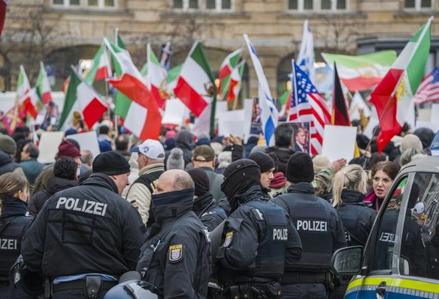 17 January 2026, Hesse, Frankfurt_Main: German Police officers accompany a rally against the regime in Iran on Rathenauplatz. Photo: Andreas Arnold/dpa