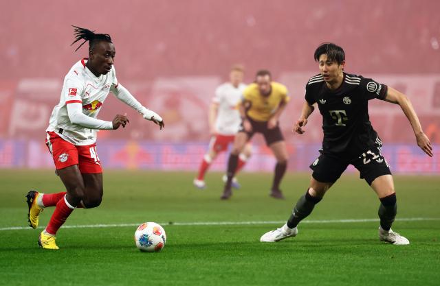 17 January 2026, Saxony, Leipzig: Leipzig's Yan Diomande (L) and Bayern Munich's Hiroki Ito battle for the ball during the German Bundesliga soccer match between RB Leipzig and Bayern Munich at rhe Red bull Arena. Photo: Jan Woitas/dpa