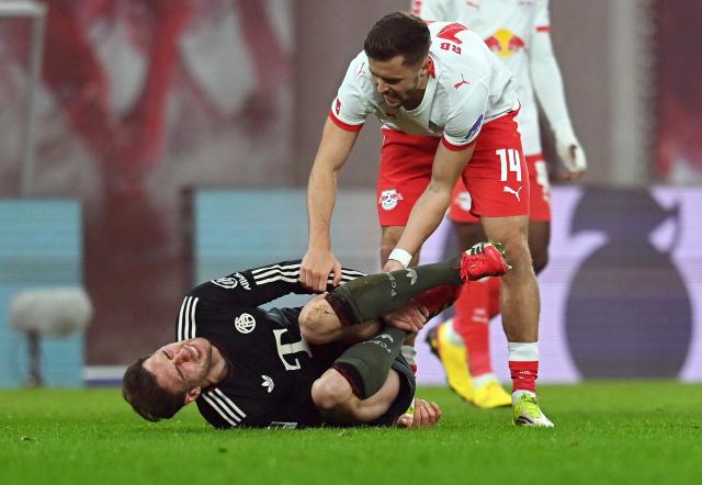 17 January 2026, Saxony, Leipzig: Bayern Munich's Leon Goretzka reacts next to Leipzig's Christoph Baumgartner during the German Bundesliga soccer match between RB Leipzig and Bayern Munich at rhe Red bull Arena. Photo: David Hammersen/dpa