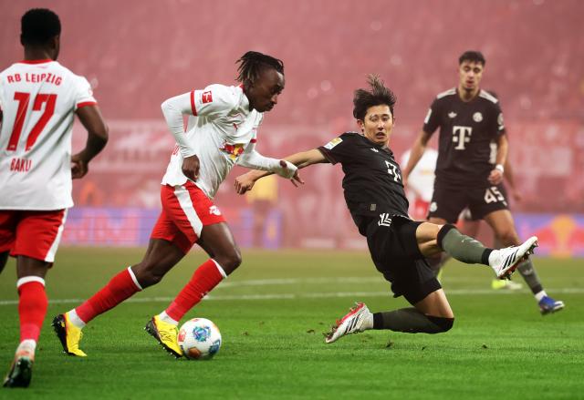 17 January 2026, Saxony, Leipzig: RB Leipzig's Yan Diomande (2nd L) and Bayern Munich's Hiroki Ito (2nd R) battle for the ball during the German Bundesliga soccer match between RB Leipzig and Bayern Munich at rhe Red bull Arena. Photo: Jan Woitas/dpa