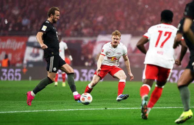 17 January 2026, Saxony, Leipzig: Bayern Munich's Harry Kane (L) and Leipzig's Nicolas Seiwald battle for the ball during the German Bundesliga soccer match between RB Leipzig and Bayern Munich at rhe Red bull Arena. Photo: Jan Woitas/dpa
