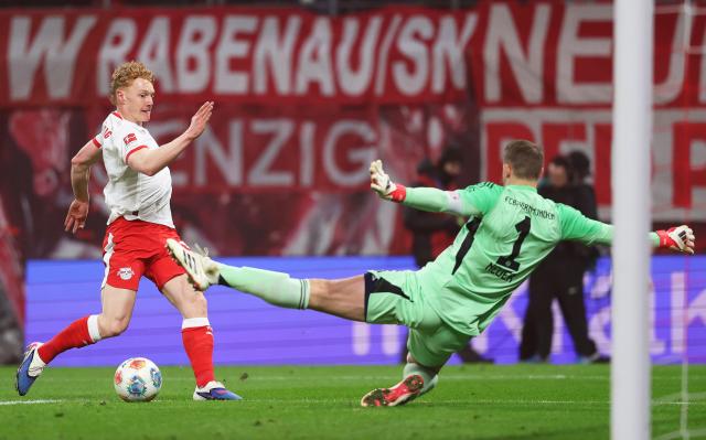 17 January 2026, Saxony, Leipzig: Leipzig's Nicolas Seiwald in action against Bayern Munich goalkeeper Manuel Neuer during the German Bundesliga soccer match between RB Leipzig and Bayern Munich at rhe Red bull Arena. Photo: Jan Woitas/dpa