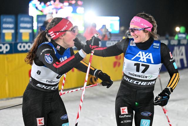 17 January 2026, Thuringia, Oberhof: Germany's second-placed Coletta Rydzek (L) celebrates with fourth-placed copmpatriot Laura Gimmler after the women's sprint freestyle competition of the FIS Cross-Country Skiing World Cup in Oberhof. Photo: Hendrik Schmidt/dpa