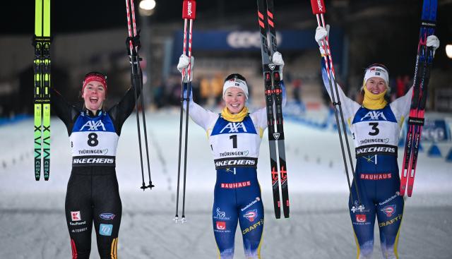 17 January 2026, Thuringia, Oberhof: (L-R) Germany's second-placed Coletta Rydzek, Sweden's winner Jonna Sundling and Sweden's third-placed Maja Dahlqvist celebrate after the women's sprint freestyle competition of the FIS Cross-Country Skiing World Cup in Oberhof. Photo: Hendrik Schmidt/dpa
