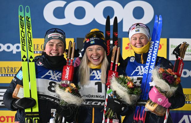 17 January 2026, Thuringia, Oberhof: (L-R) Germany's second-placed Coletta Rydzek, Sweden's winner Jonna Sundling and Sweden's third-placed Maja Dahlqvist celebrate on the podium after the women's sprint freestyle competition of the FIS Cross-Country Skiing World Cup in Oberhof. Photo: Hendrik Schmidt/dpa