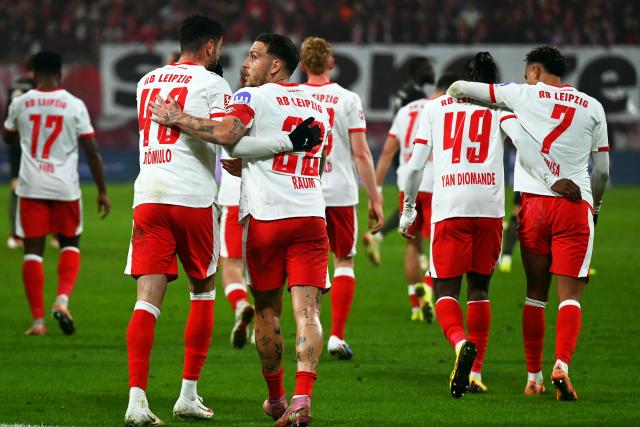 17 January 2026, Saxony, Leipzig: RB Leipzig's Romulo (front L) celebrates scoing his side's first goal with teammate David Raum during the German Bundesliga soccer match between RB Leipzig and Bayern Munich at rhe Red bull Arena. Photo: David Hammersen/dpa