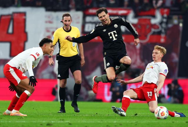17 January 2026, Saxony, Leipzig: Bayern Munich's Leon Goretzka (2nd R) is fouled by RB Leipzig's Nicolas Seiwald during the German Bundesliga soccer match between RB Leipzig and Bayern Munich at rhe Red bull Arena. Photo: Jan Woitas/dpa