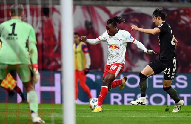 17 January 2026, Saxony, Leipzig: Leipzig's Yan Diomande in action against Bayern Munich goalkeeper Manuel Neuer during the German Bundesliga soccer match between RB Leipzig and Bayern Munich at rhe Red bull Arena. Photo: David Hammersen/dpa