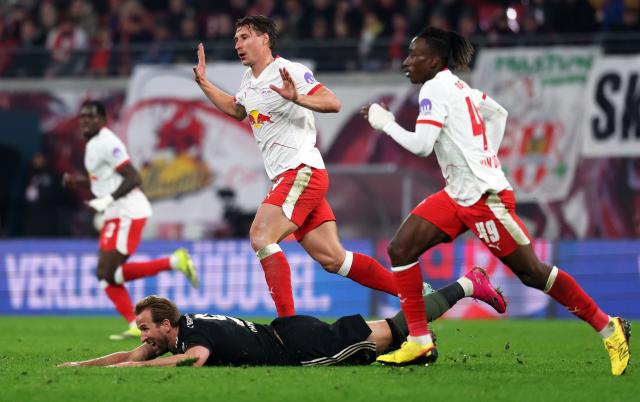 17 January 2026, Saxony, Leipzig: Bayern Munich's Harry Kane goes down next to RB Leipzig's Willi Orban (C) and Yan Diomande during the German Bundesliga soccer match between RB Leipzig and Bayern Munich at rhe Red bull Arena. Photo: Jan Woitas/dpa