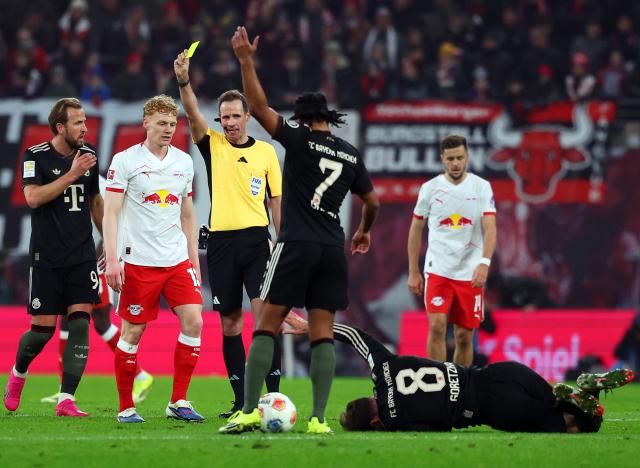 17 January 2026, Saxony, Leipzig: Referee Sascha Stegemann shows Leipzig's Nicolas Seiwald (2nd L) a yellow card after a foul on Bayern Munich's Leon Goretzka during the German Bundesliga soccer match between RB Leipzig and Bayern Munich at rhe Red bull Arena. Photo: Jan Woitas/dpa