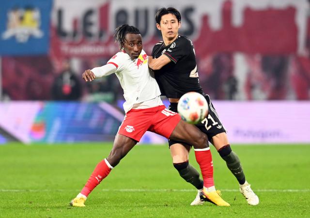 17 January 2026, Saxony, Leipzig: Leipzig's Yan Diomande (L) and Bayern Munich's Hiroki Ito battle for the ball during the German Bundesliga soccer match between RB Leipzig and Bayern Munich at rhe Red bull Arena. Photo: David Hammersen/dpa