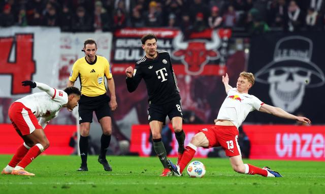 17 January 2026, Saxony, Leipzig: Bayern Munich's Leon Goretzka (2nd R) is fouled by Leipzig's Nicolas Seiwald during the German Bundesliga soccer match between RB Leipzig and Bayern Munich at rhe Red bull Arena. Photo: Jan Woitas/dpa