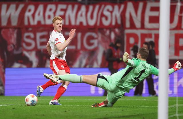 17 January 2026, Saxony, Leipzig: Leipzig's Nicolas Seiwald (L) in action against Bayern Munich goalkeeper Manuel Neuer during the German Bundesliga soccer match between RB Leipzig and Bayern Munich at rhe Red bull Arena. Photo: Jan Woitas/dpa