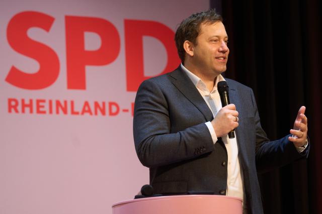 18 January 2026, Rhineland-Palatinate, Daaden: German Finance Minister Lars Klingbeil gives interviews after the New Year's reception of the SPD Altenkirchen in Daaden. Photo: Thomas Frey/dpa