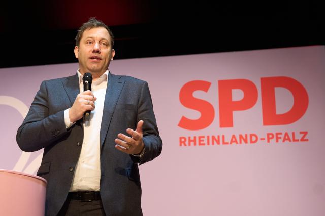 18 January 2026, Rhineland-Palatinate, Daaden: German Finance Minister Lars Klingbeil gives interviews after the New Year's reception of the SPD Altenkirchen in Daaden. Photo: Thomas Frey/dpa