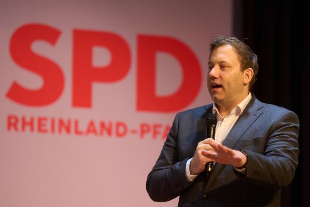 18 January 2026, Rhineland-Palatinate, Daaden: German Finance Minister Lars Klingbeil gives interviews after the New Year's reception of the SPD Altenkirchen in Daaden. Photo: Thomas Frey/dpa
